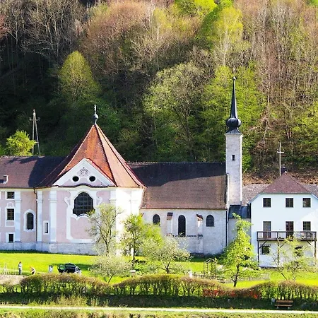 Naturidyll Mit Blick Auf Längste Burg Der Welt Wanghausen